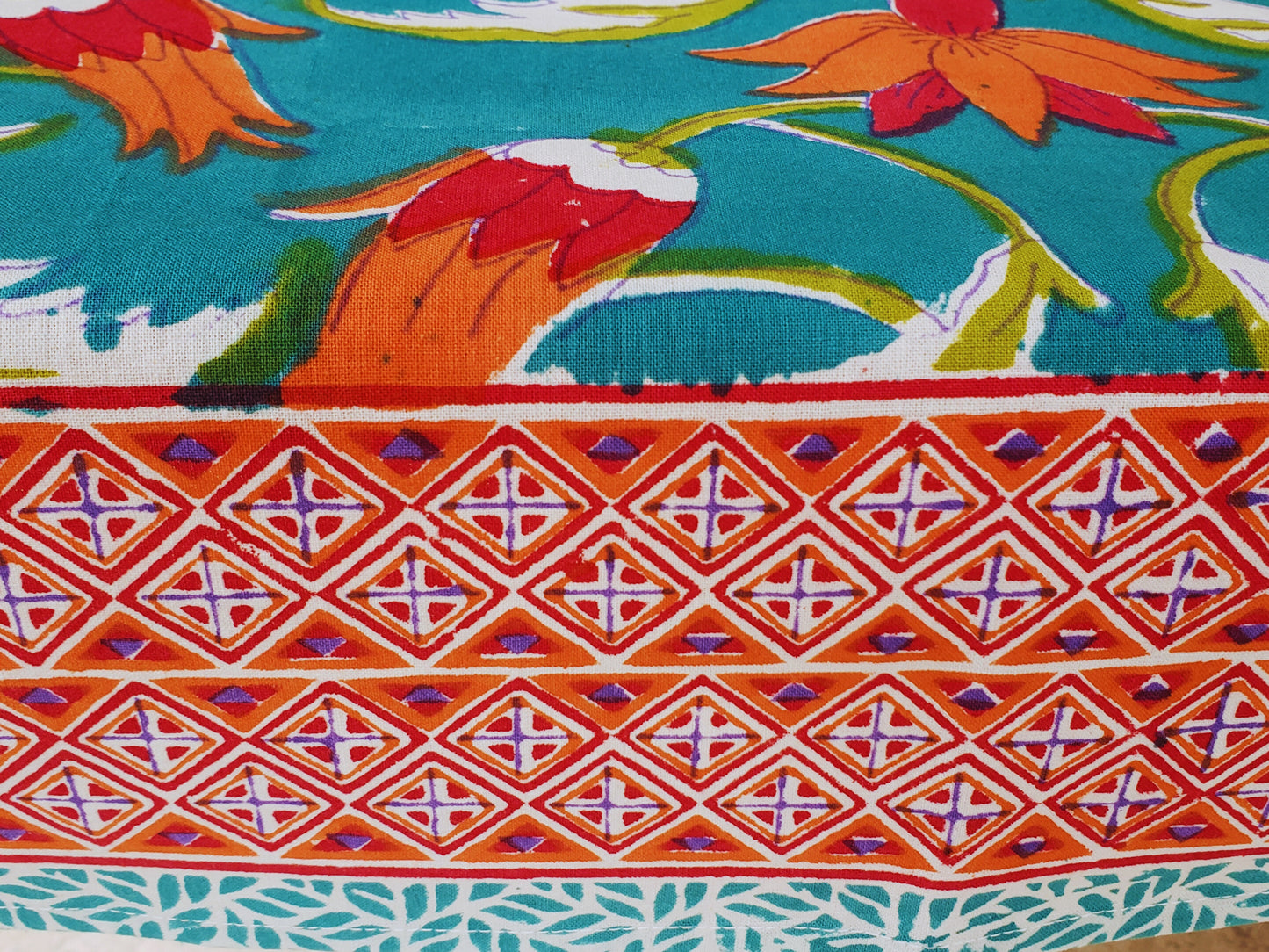 Mantel cuadrado 100% algodón estampado a mano. Protea en turquesa