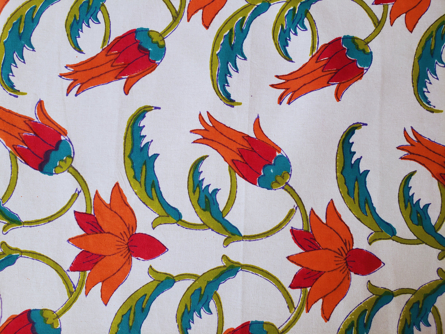 Mantel cuadrado 100% algodón estampado a mano. Protea en blanco
