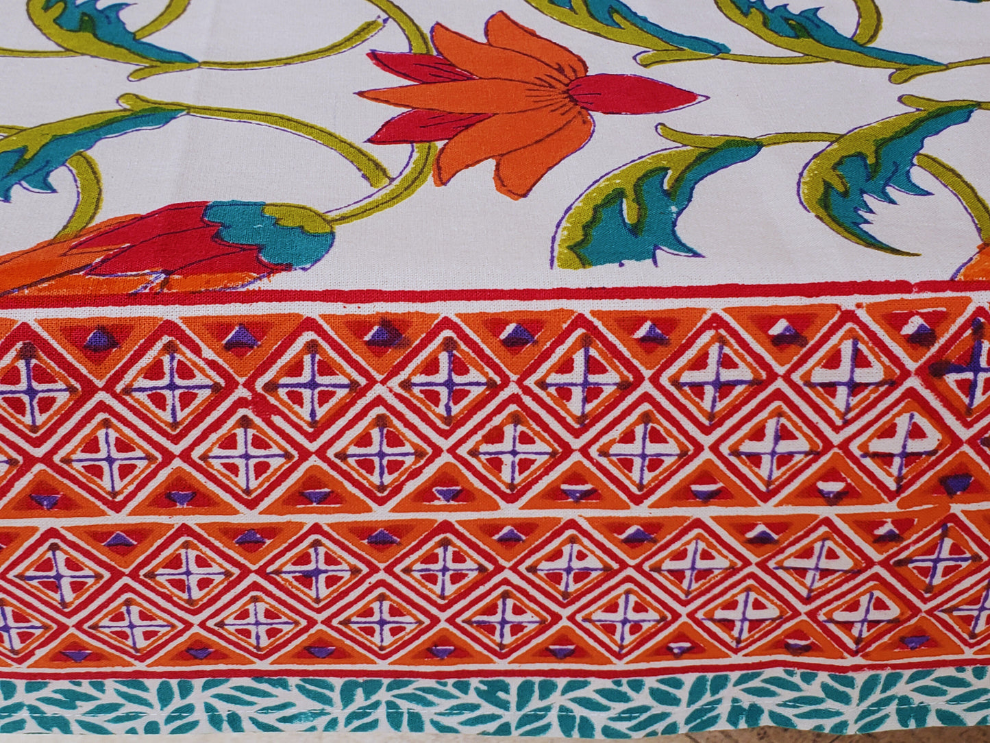 Mantel cuadrado 100% algodón estampado a mano. Protea en blanco