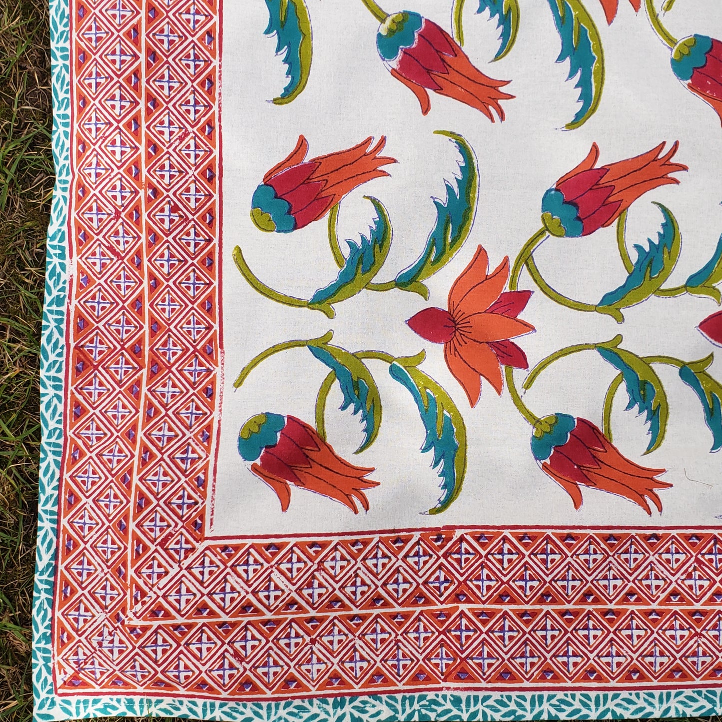 Mantel cuadrado 100% algodón estampado a mano. Protea en blanco