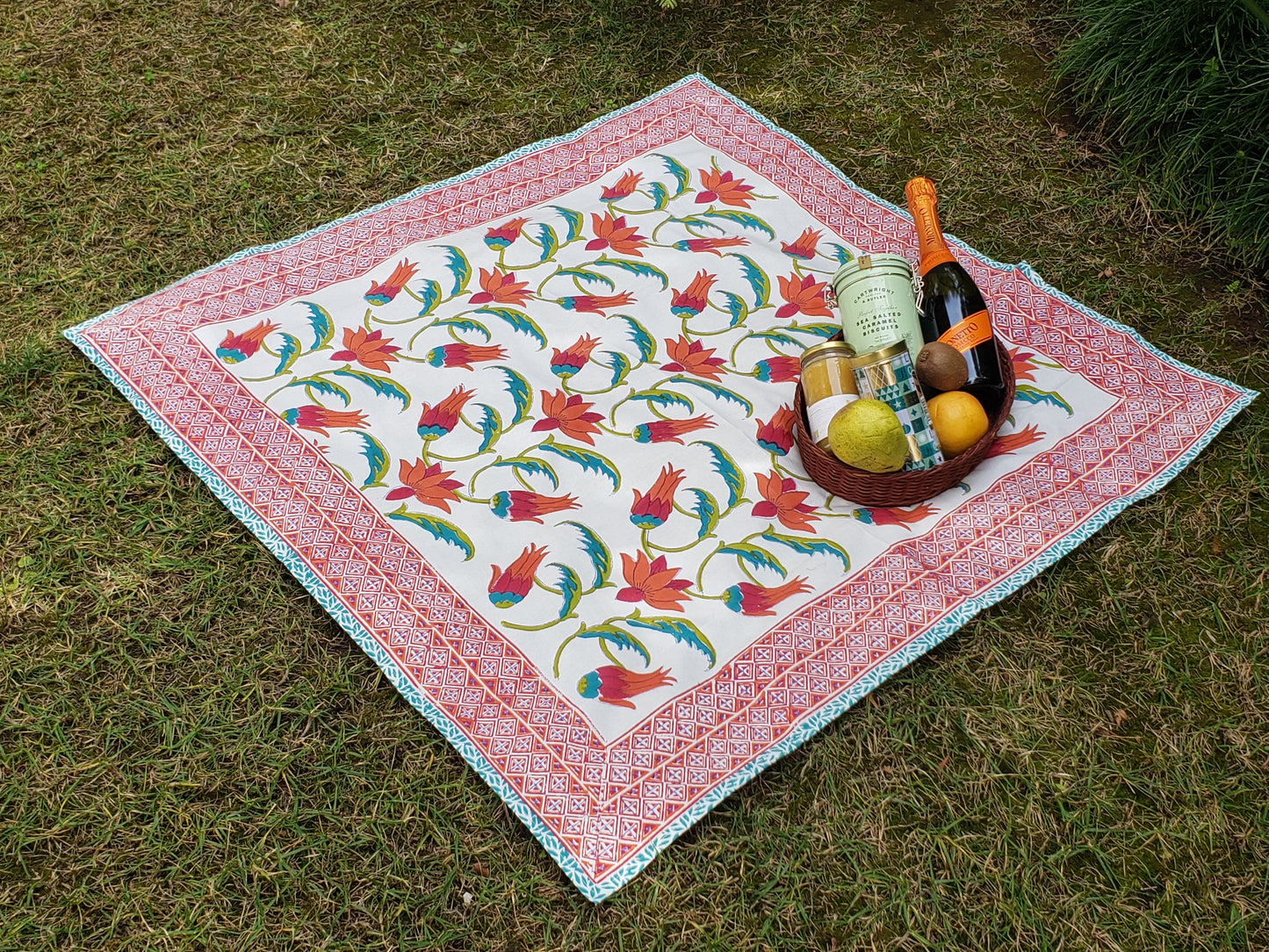 Mantel cuadrado 100% algodón estampado a mano. Protea en blanco