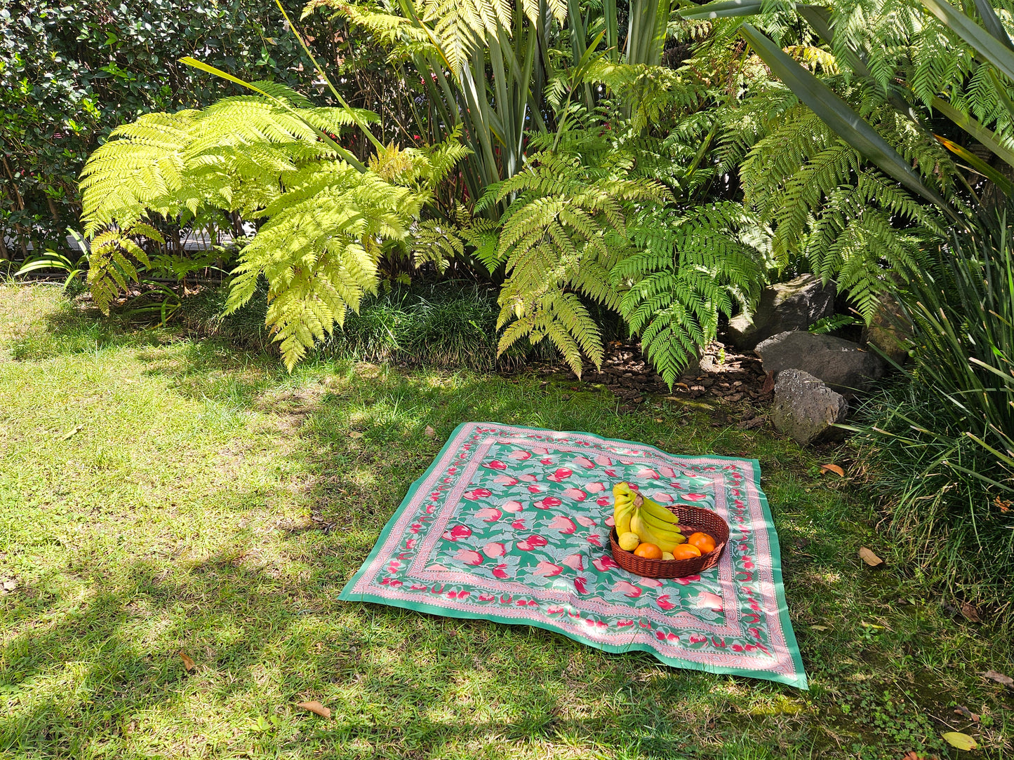 Mantel cuadrado 100% algodón estampado a mano. Manzanas