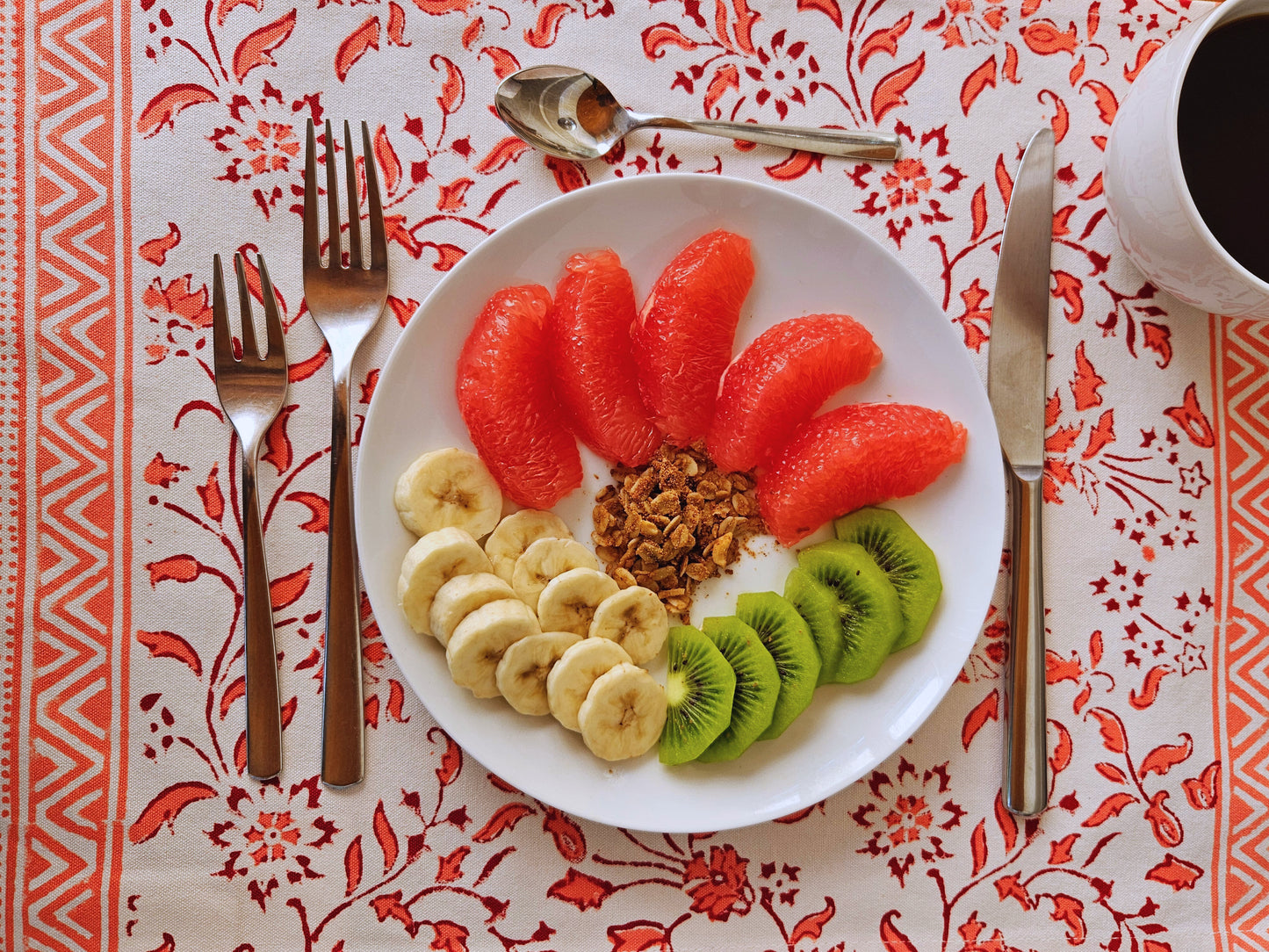 Mantel individual estampado a mano. Rosa coral (blanco)