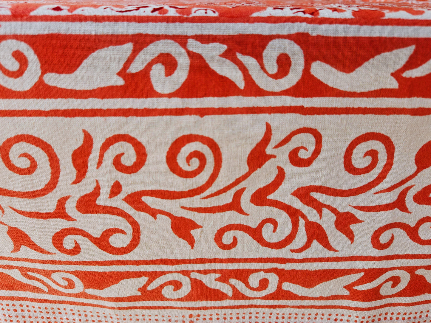 Mantel cuadrado 100% algodón estampado a mano. Rosa Coral A