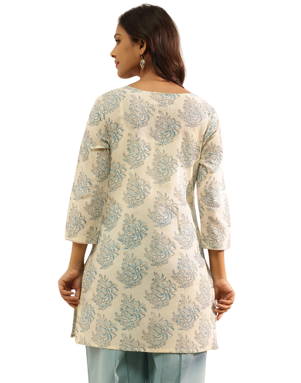 Kurta corta. Estampada blanco con azul. slim fit