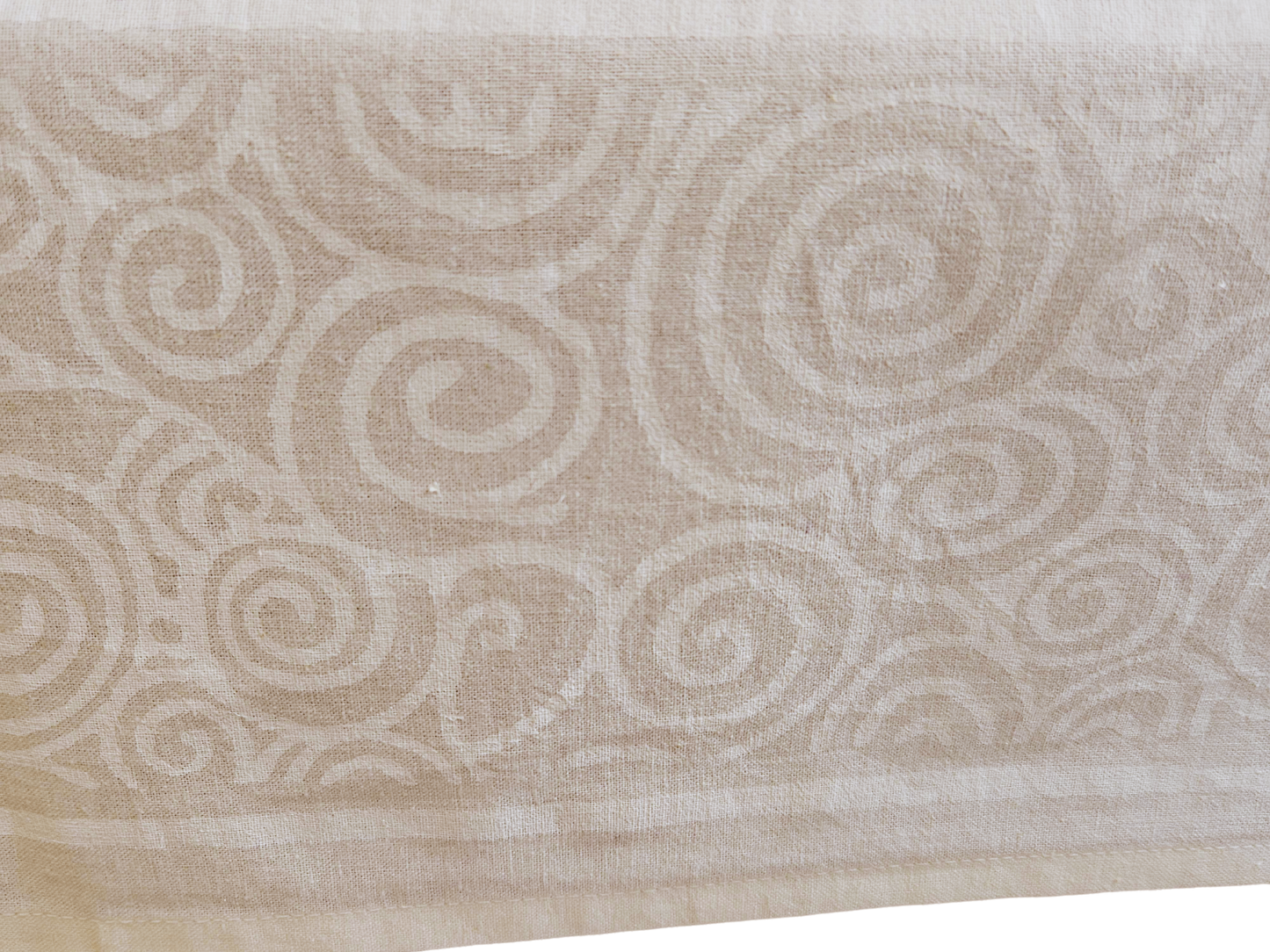 Mantel rectangular estampado a mano. Blanco sobre blanco