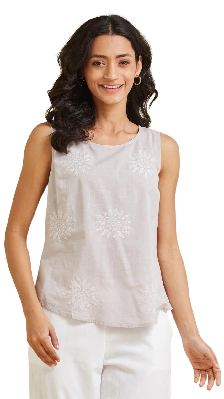 Blusa sin mangas chikankari. Gris