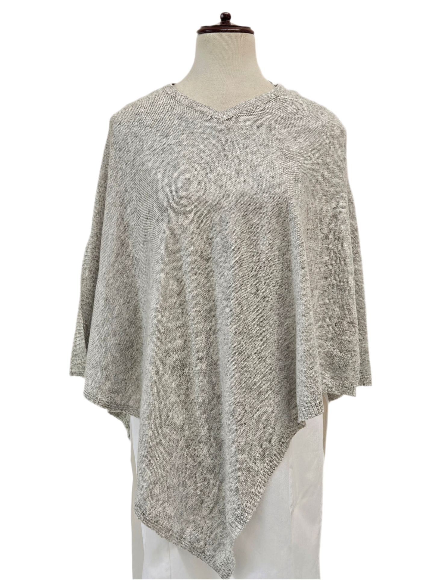 Poncho de lana. Gris claro