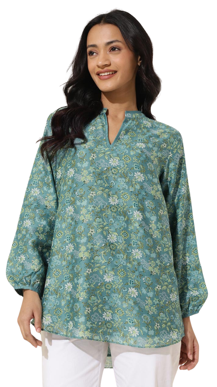 Blusa semi transparente estampada. Verde
