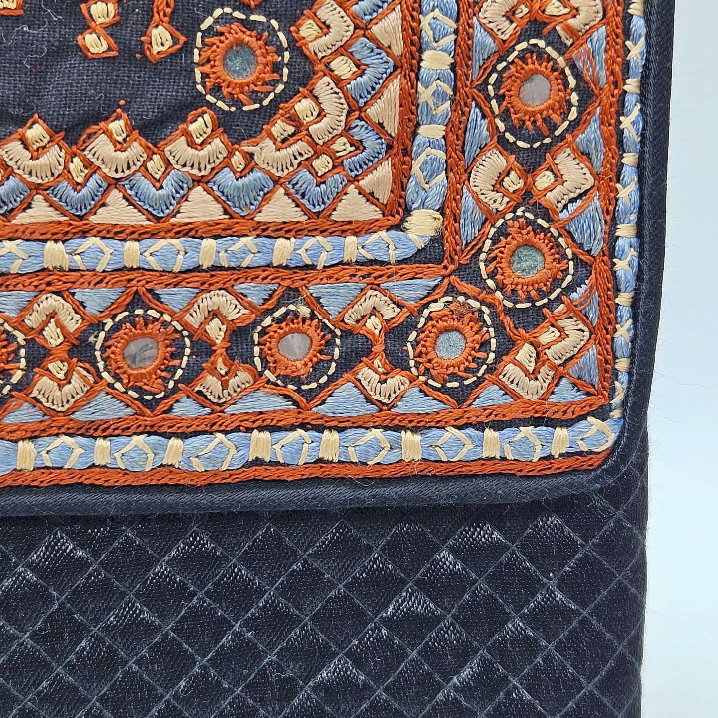 Funda para Ipad bordada Neran Vichhi Kutch 4