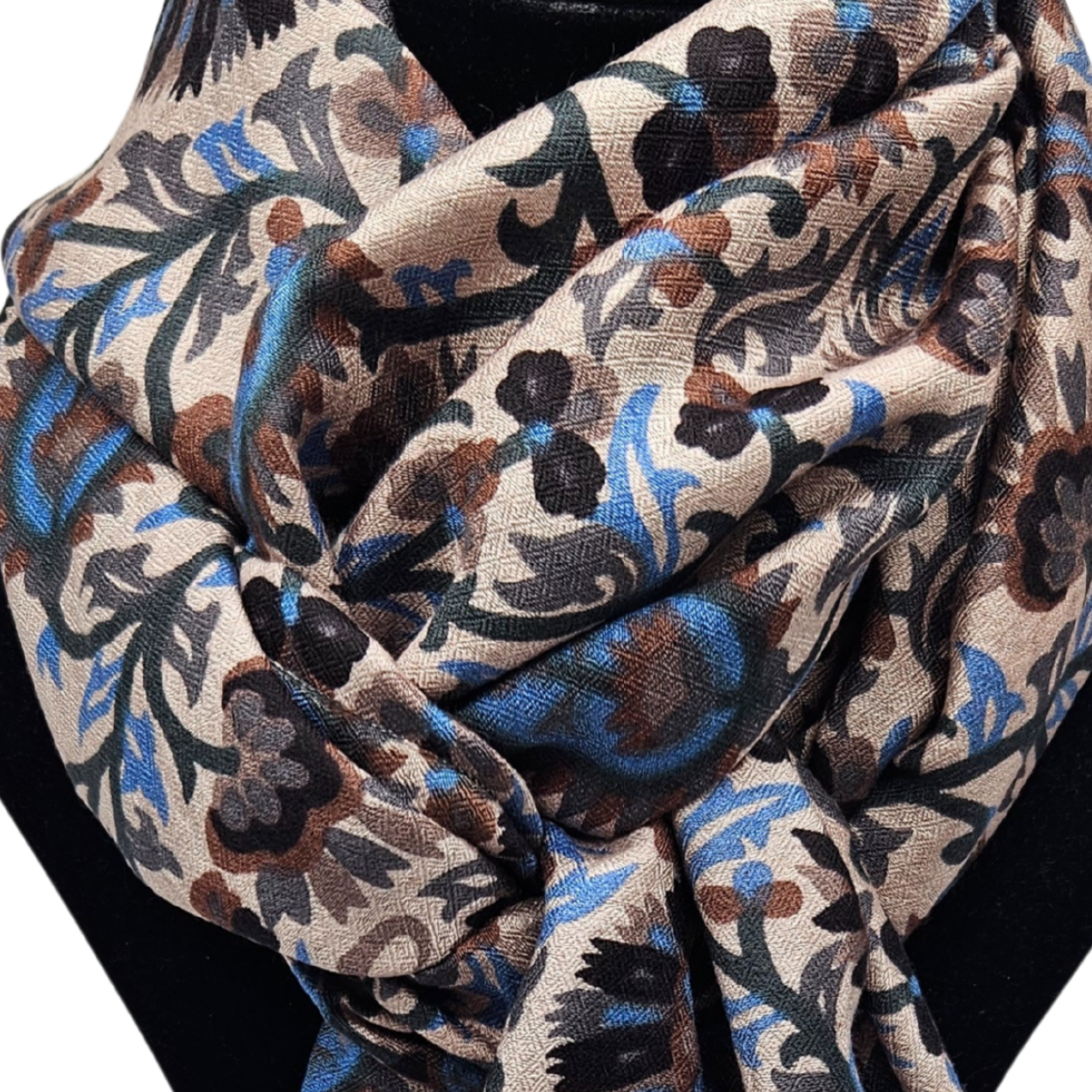 Mascada de algodón estampada. Beige y negro