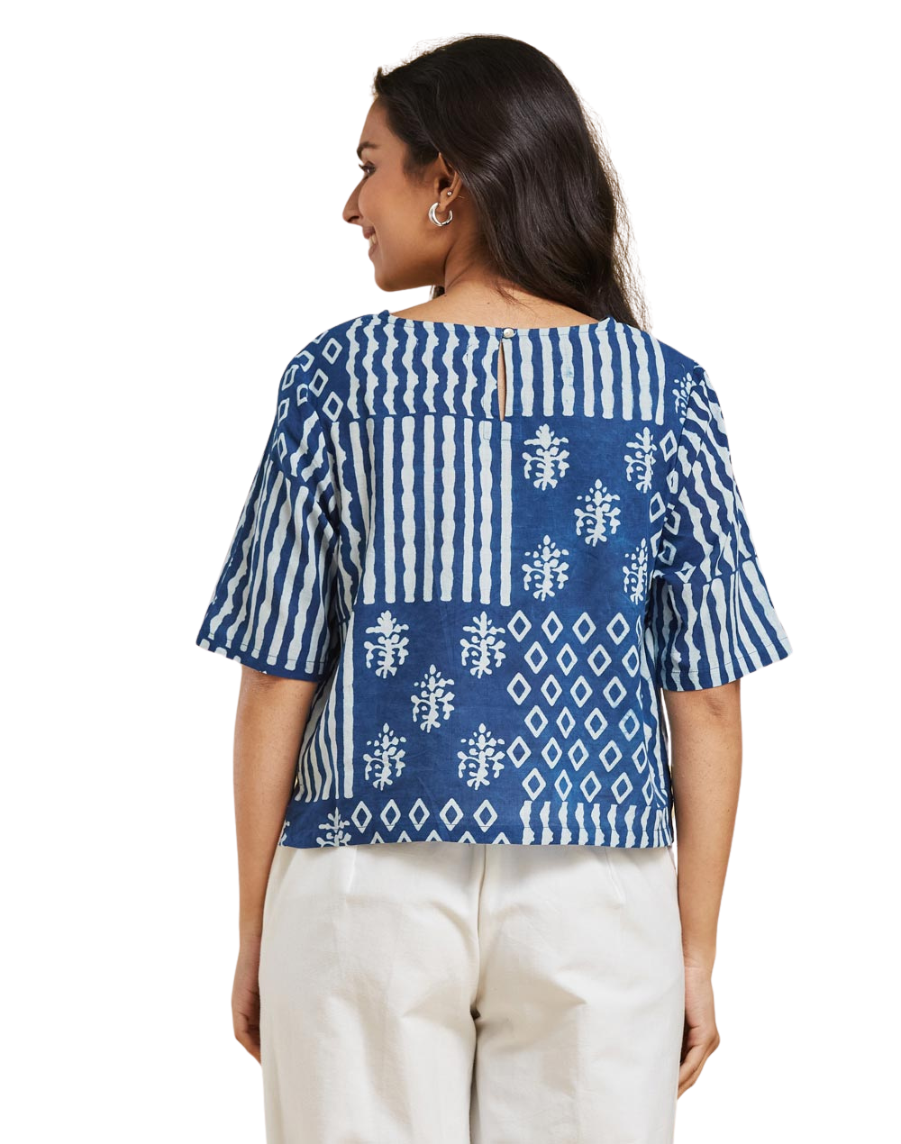 Blusa crop top estampada. Dabu índigo