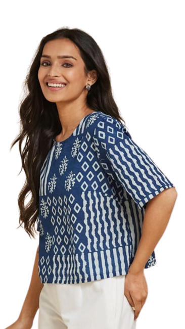 Blusa crop top estampada. Dabu índigo