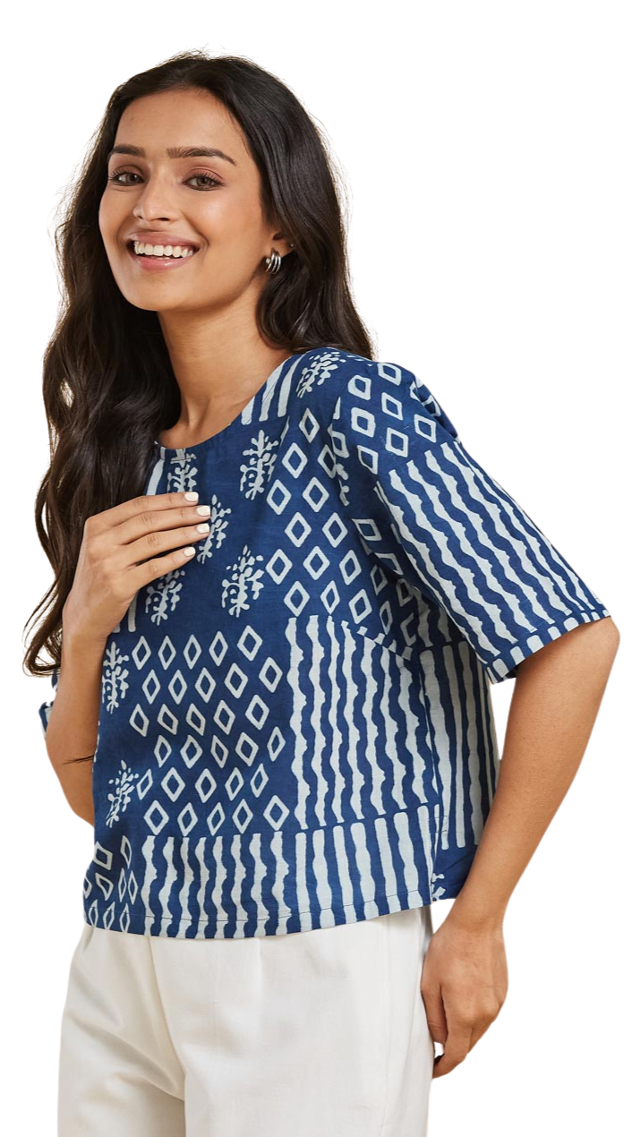 Blusa crop top estampada. Dabu índigo