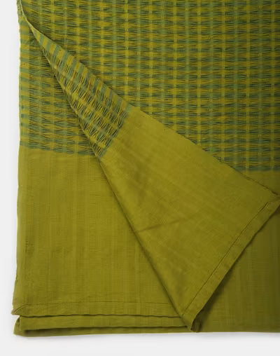 Colcha tejida en telar. Deepali Verde olivo