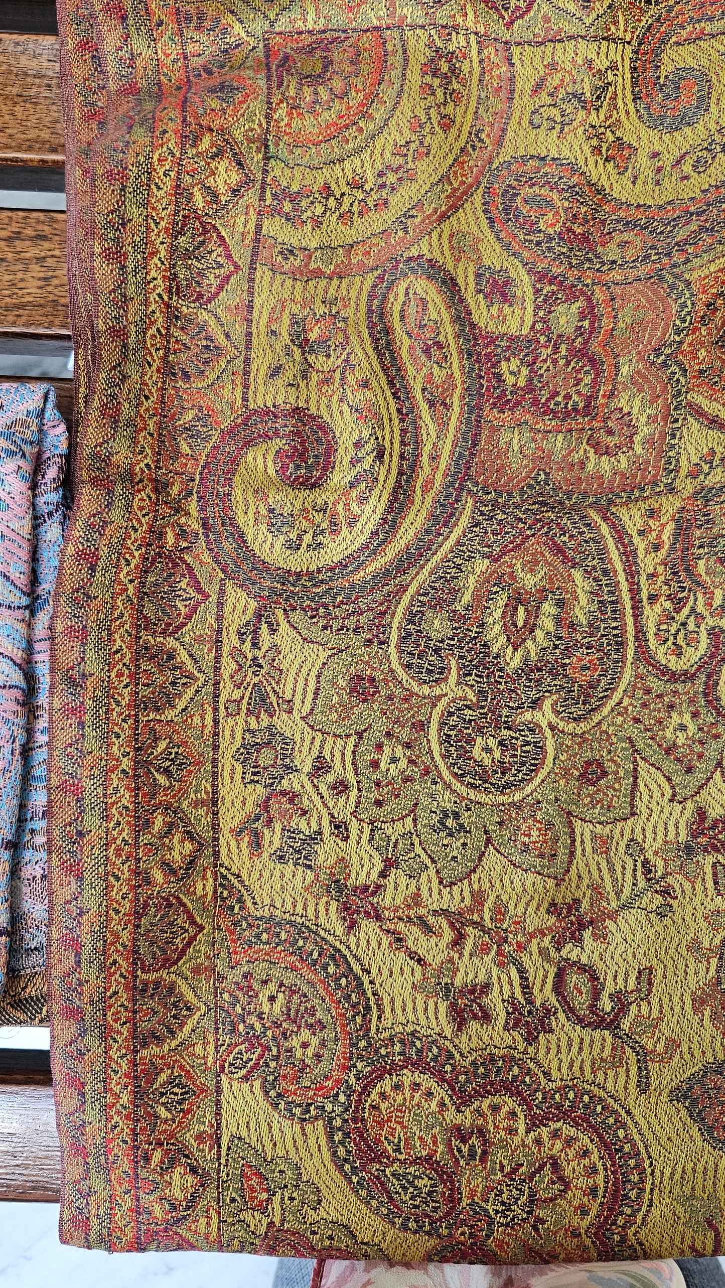 Chal de seda. Ocre / dorado