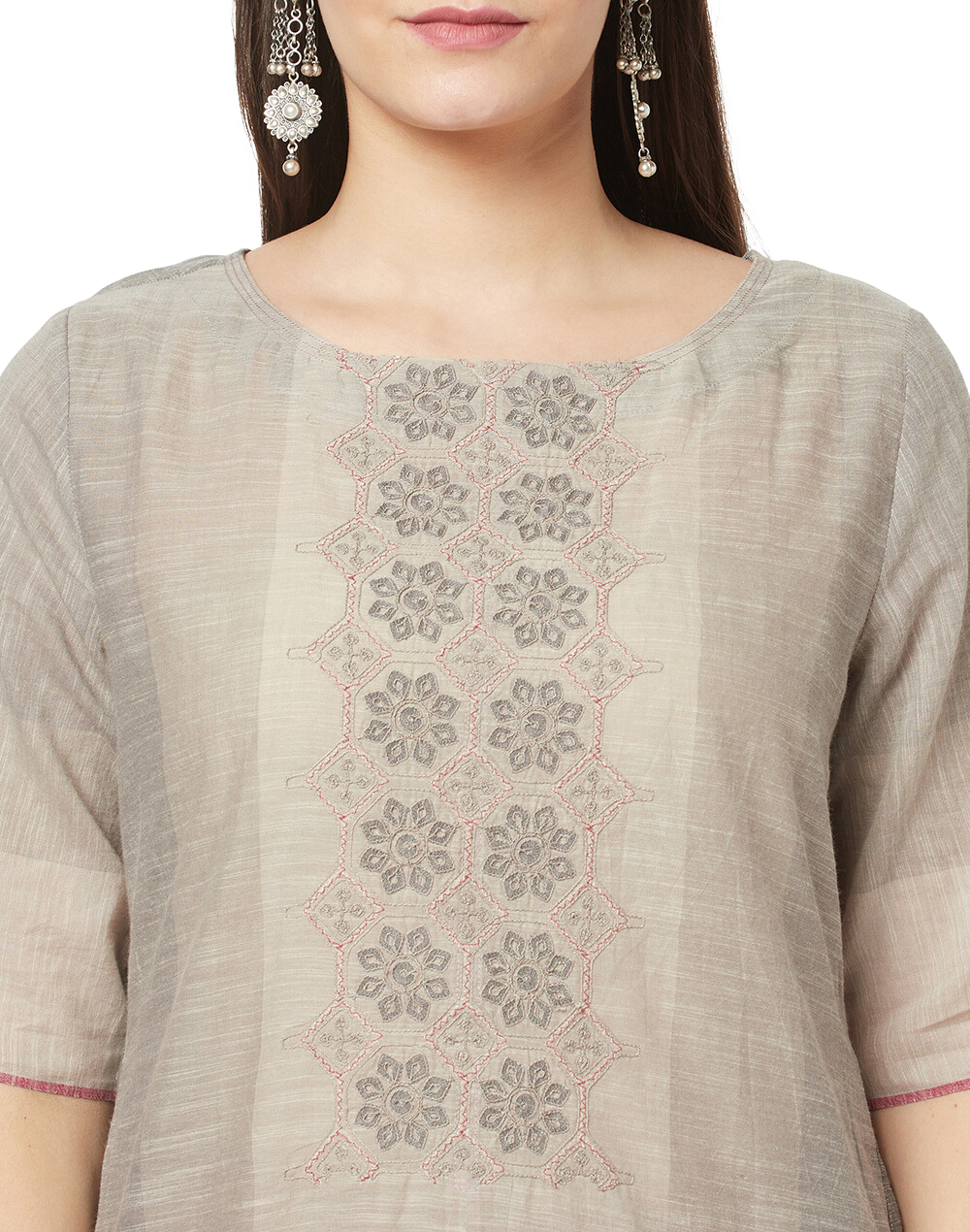 Kurta larga con bordado a mano. Gris