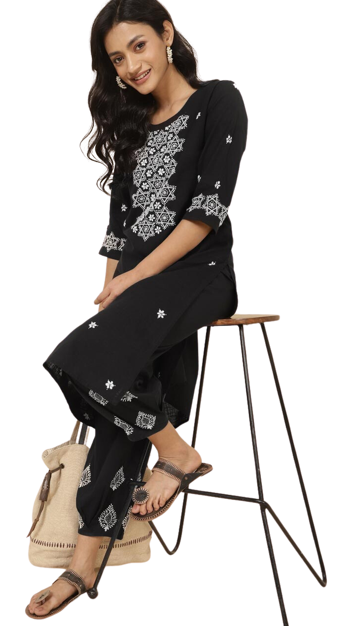 Kurta larga con bordado chikankari. Negra