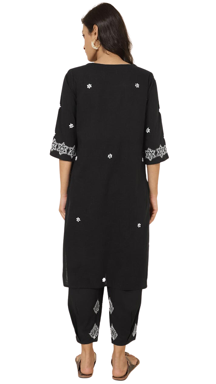 Kurta larga con bordado chikankari. Negra
