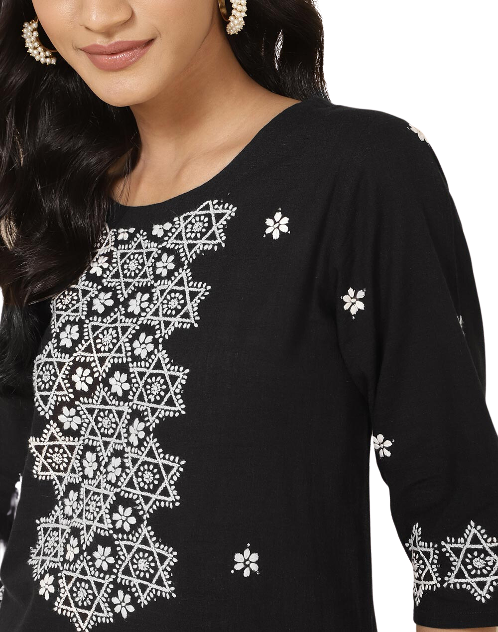Kurta larga con bordado chikankari. Negra
