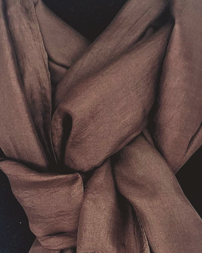 Mascada de seda lisa. Café obscuro