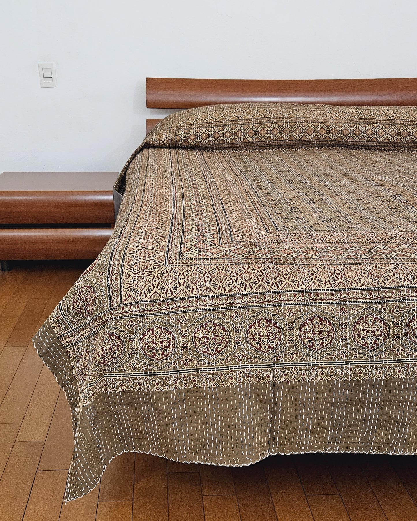Colcha estampado tradicional. Ajrak café claro