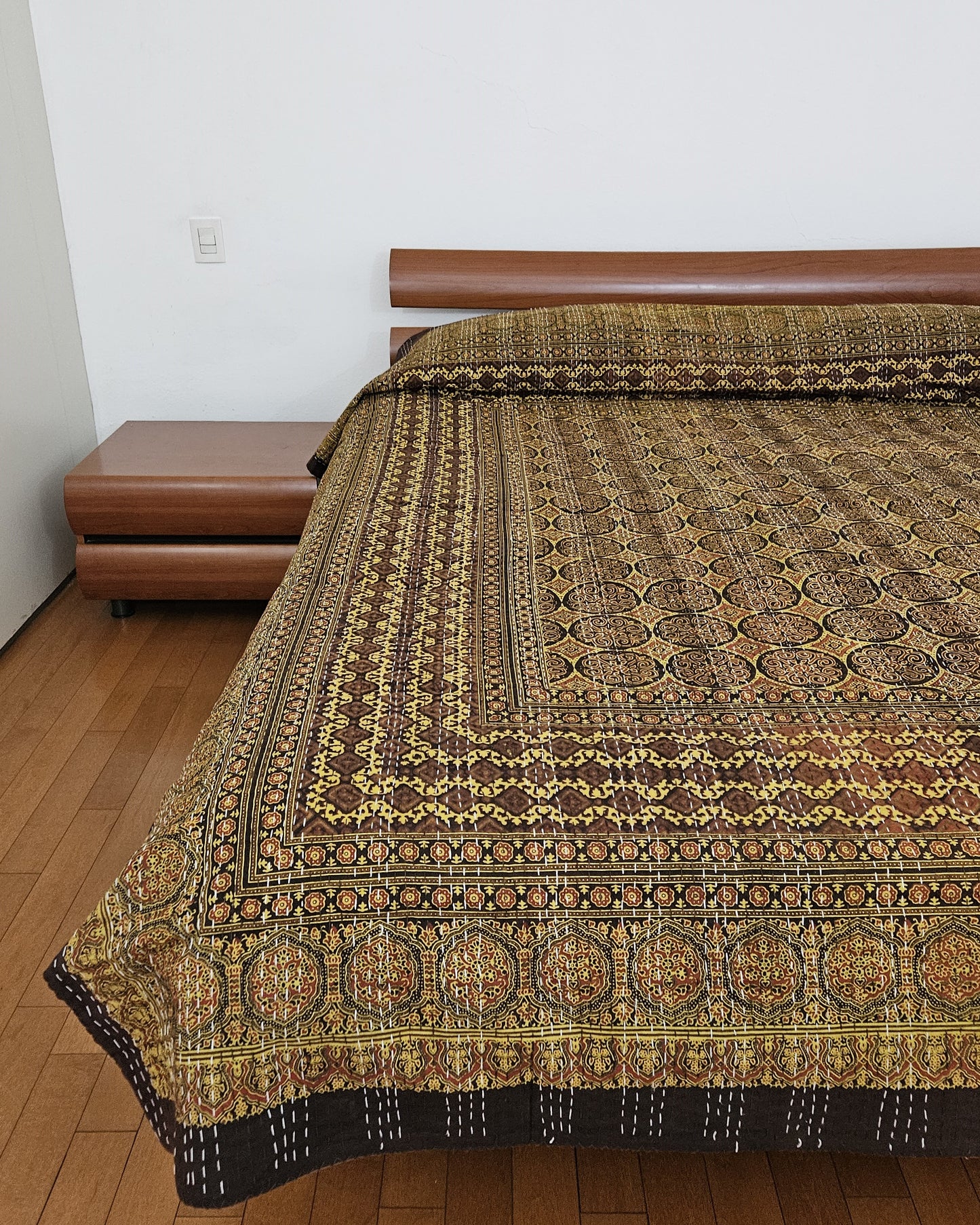 Colcha estampado tradicional. Ajrak Café