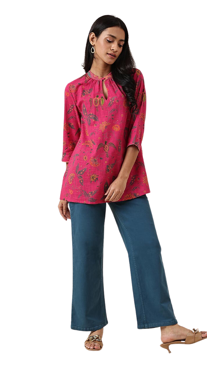 Kurta corta. Corte amplio. Estampada. Magenta