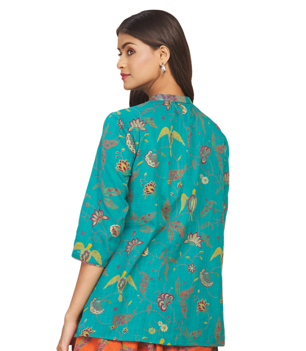 Kurta corta. Corte amplio. Estampada. Turquesa