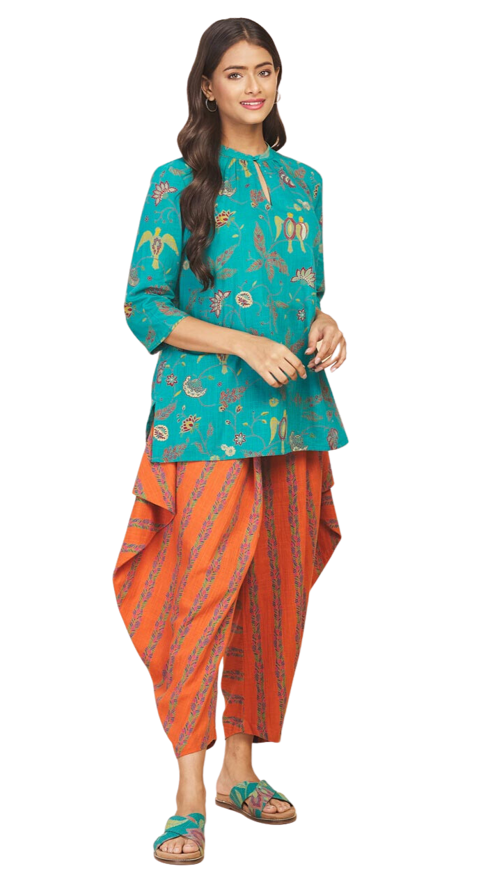 Kurta corta. Corte amplio. Estampada. Turquesa