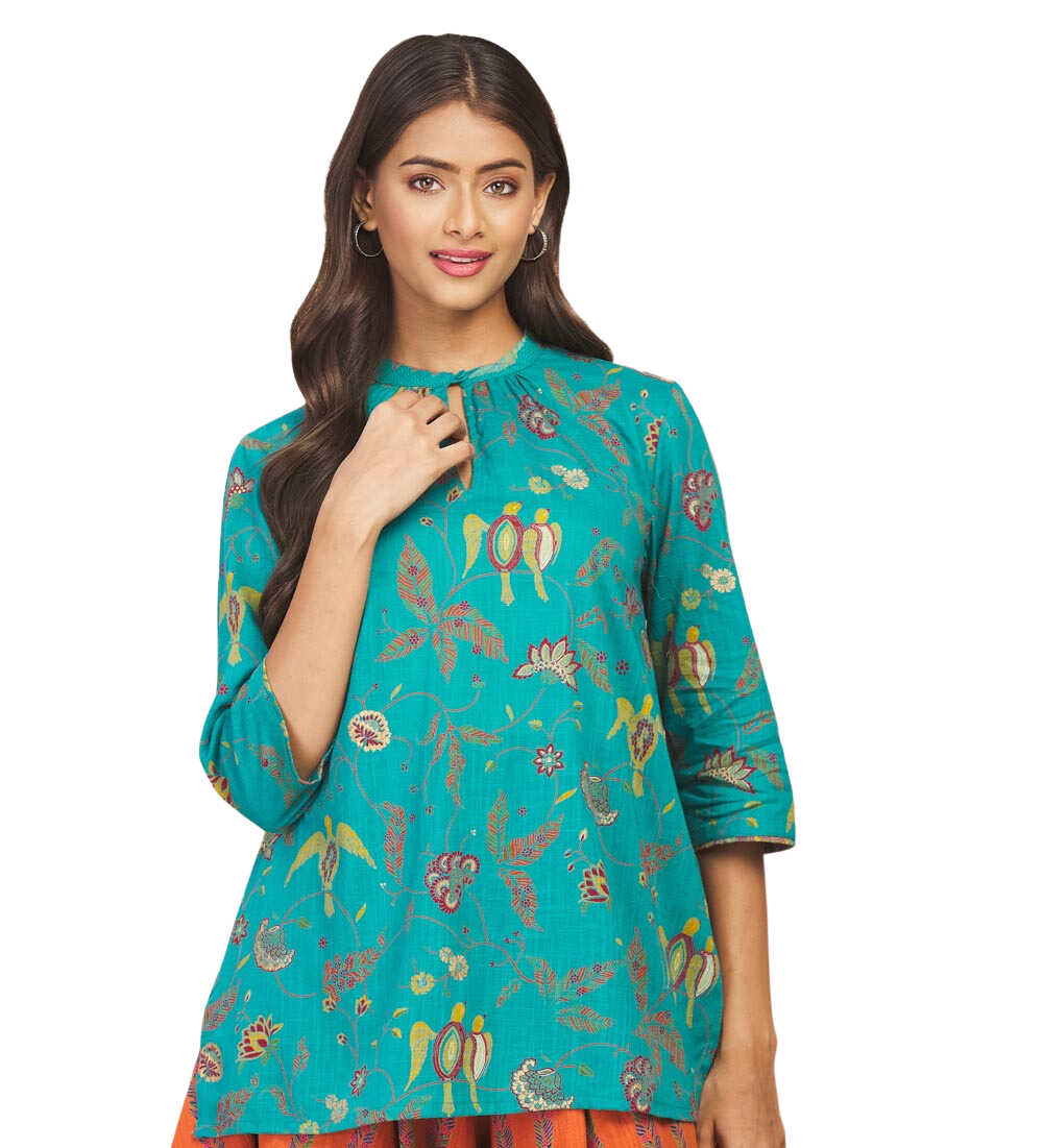 Kurta corta. Corte amplio. Estampada. Turquesa