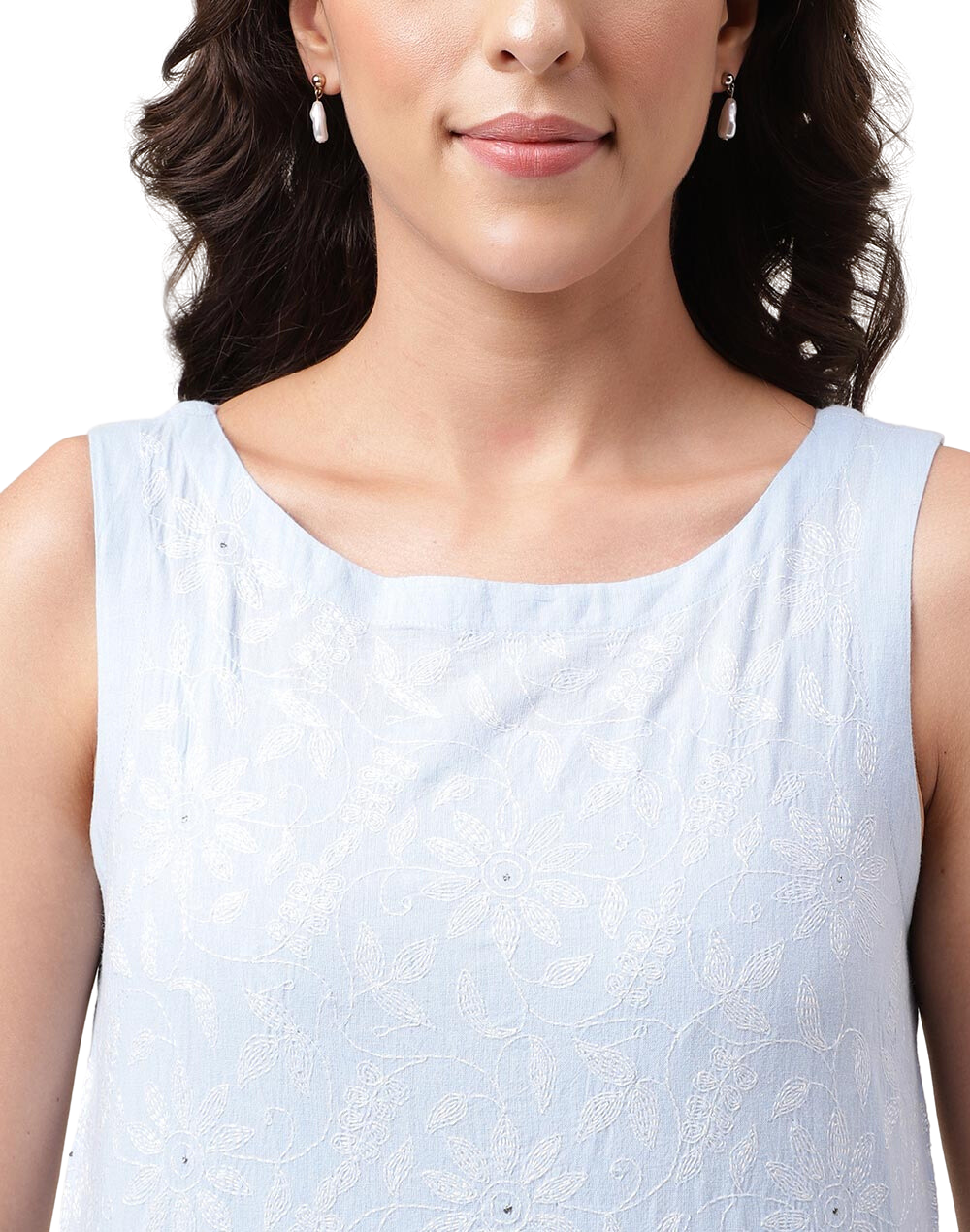 Vestido corto con bordado chikankari. Acqua