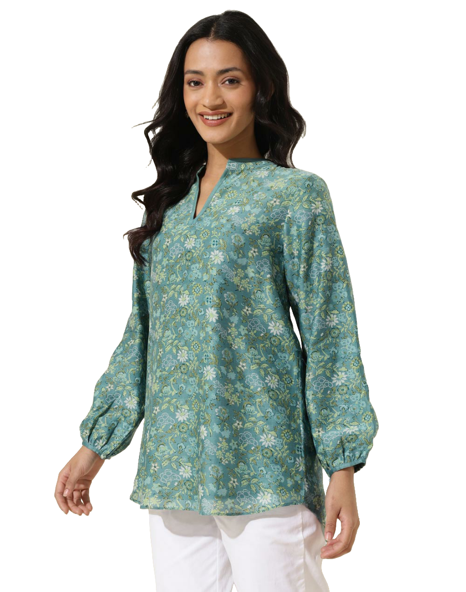 Blusa semi transparente estampada. Verde