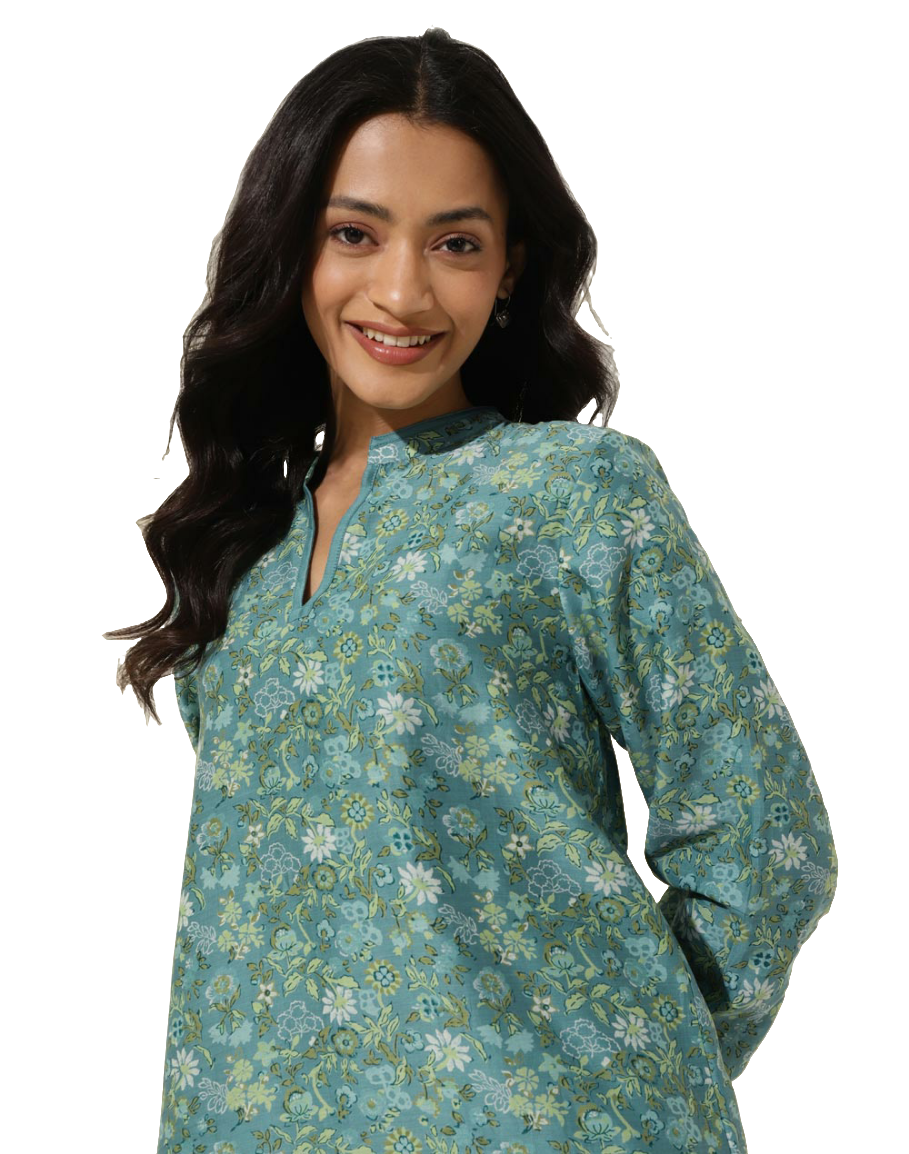 Blusa semi transparente estampada. Verde