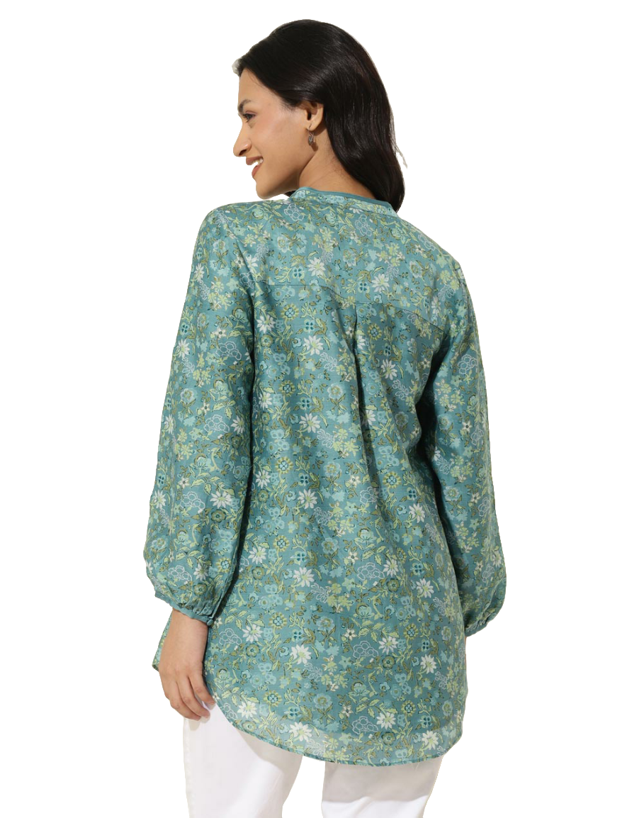Blusa semi transparente estampada. Verde