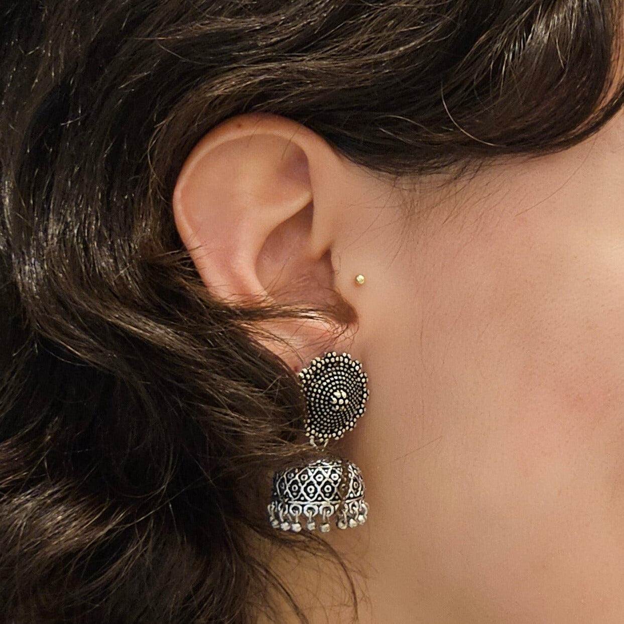 Aretes tradicionales Jhumka metálica.
