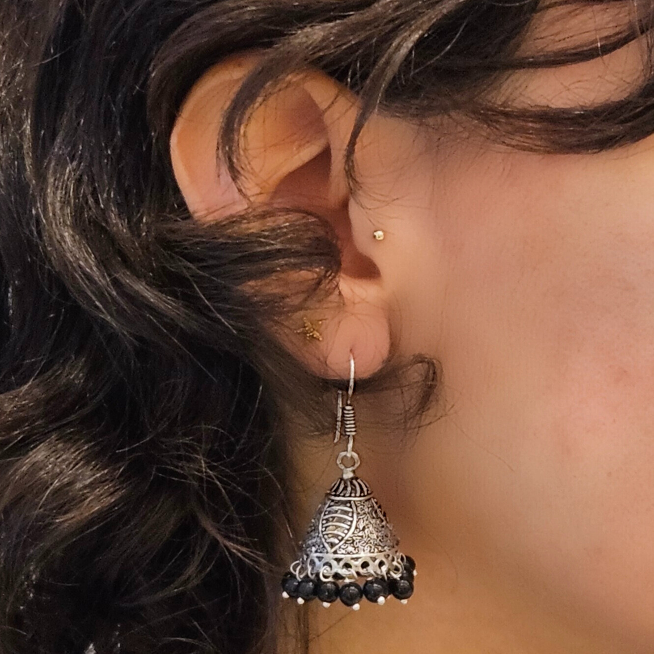 Aretes tradicionales Jhumka metálica. Cono cuentas negras