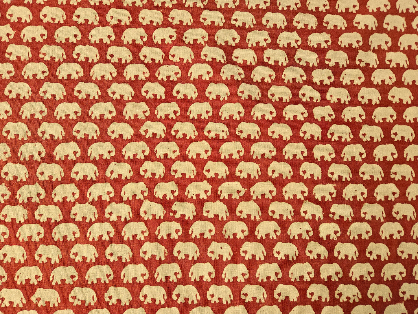 Mantel redondo 100% algodón estampado a mano. Elefantes sobre marrón