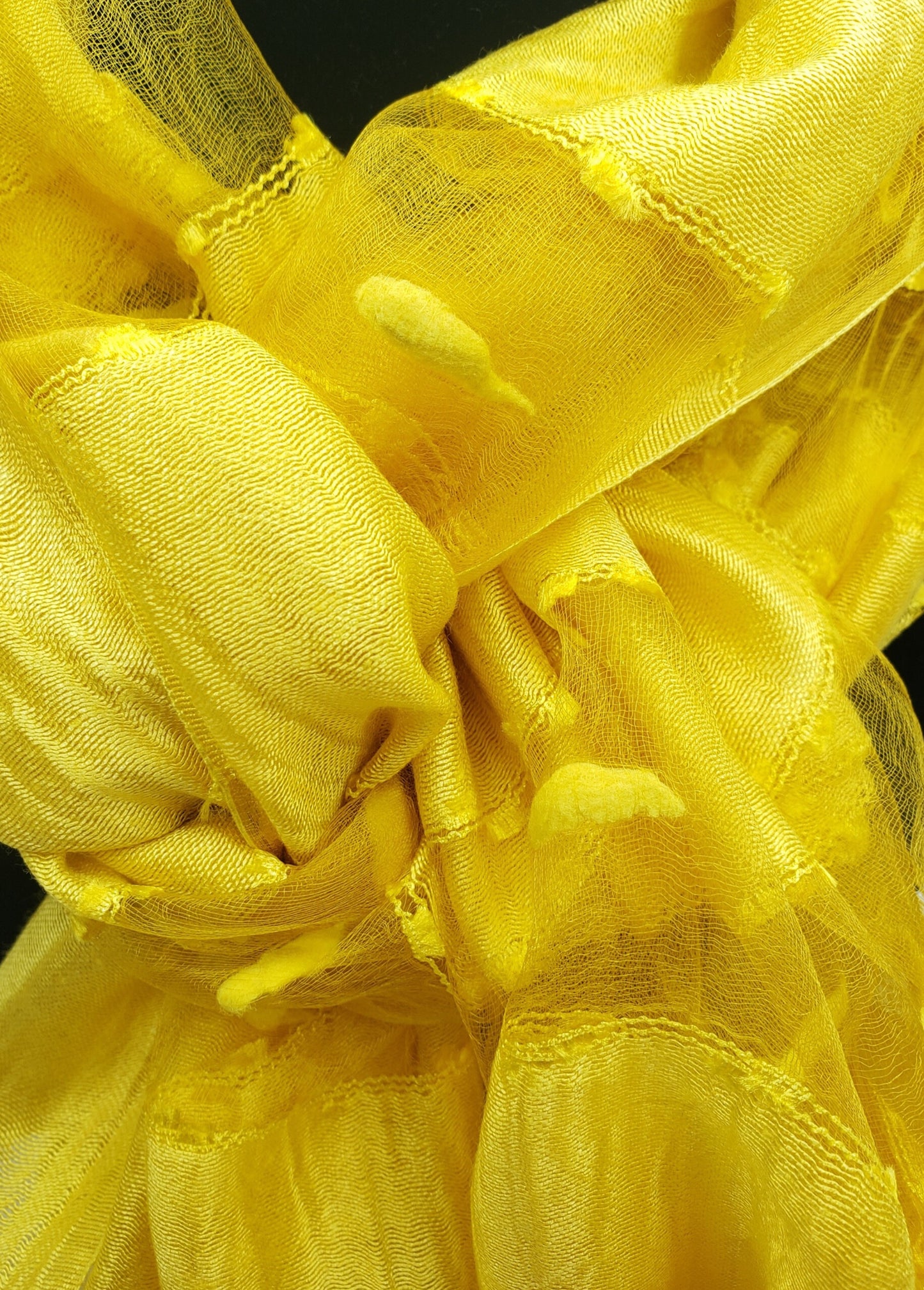 Mascada de seda cruda. Amarillo