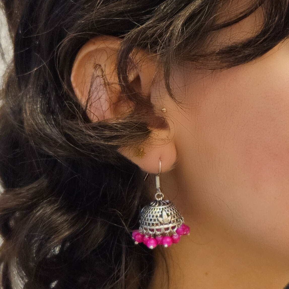 Aretes tradicionales Jhumka metálica. Domo cuentas rosa
