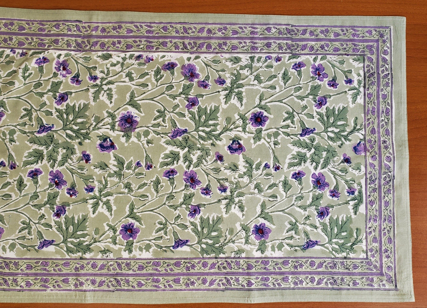 Camino de mesa estampado a mano. Geranio