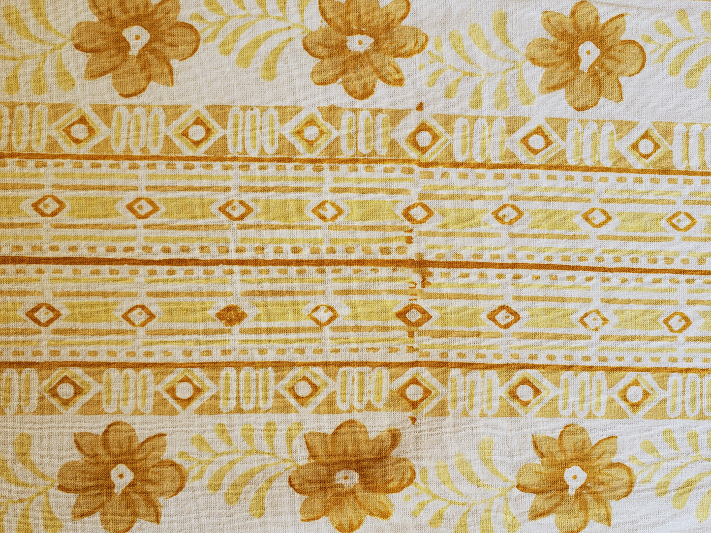 Mantel redondo 100% algodón estampado a mano. Flores beige
