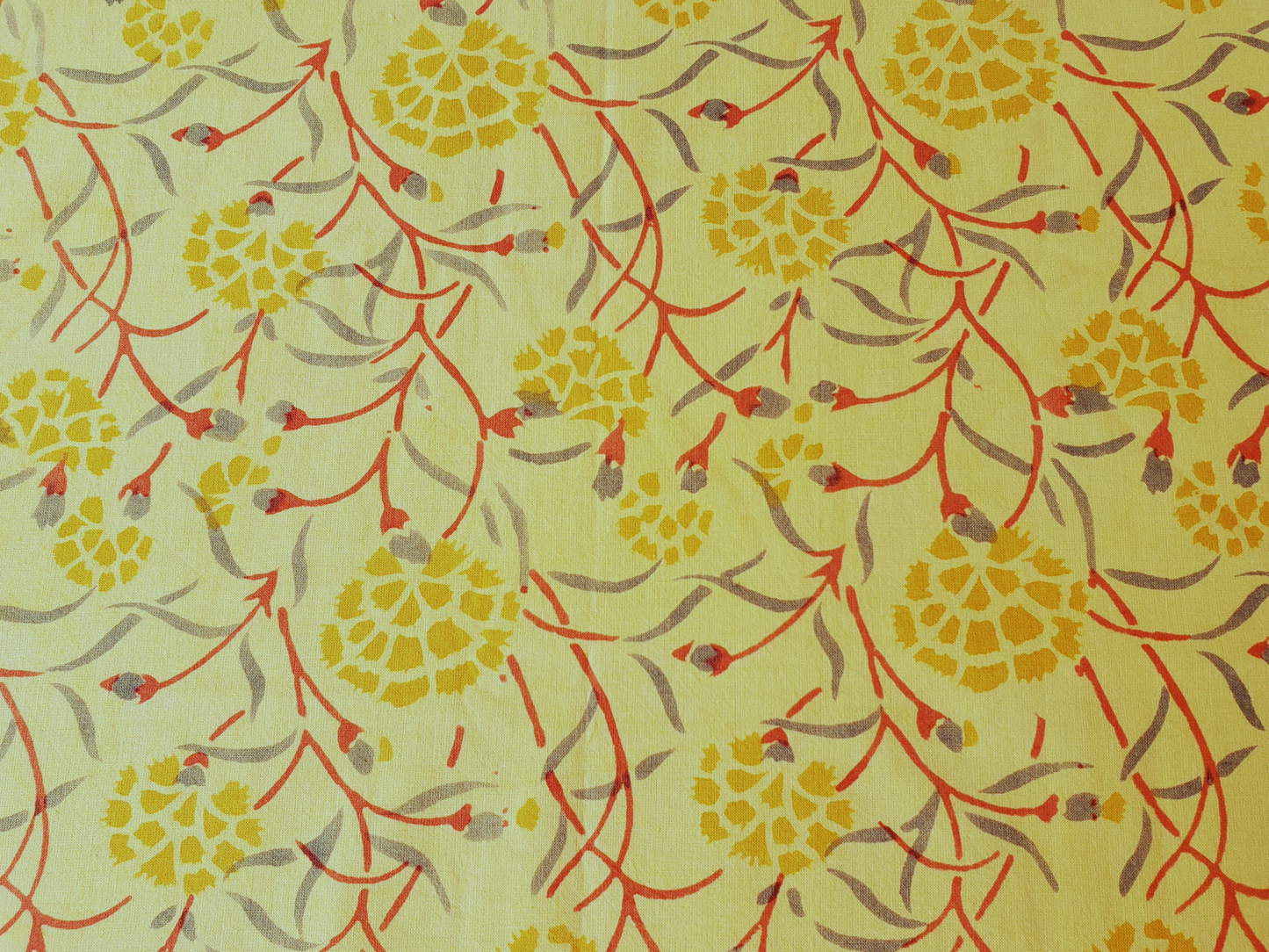 Mantel rectangular 100% algodón estampado a mano. Flores ocre