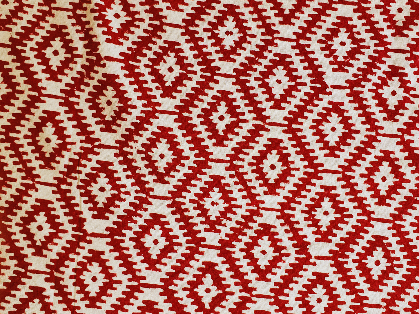 Mantel cuadrado 100% algodón estampado a mano. Grecas color ladrillo