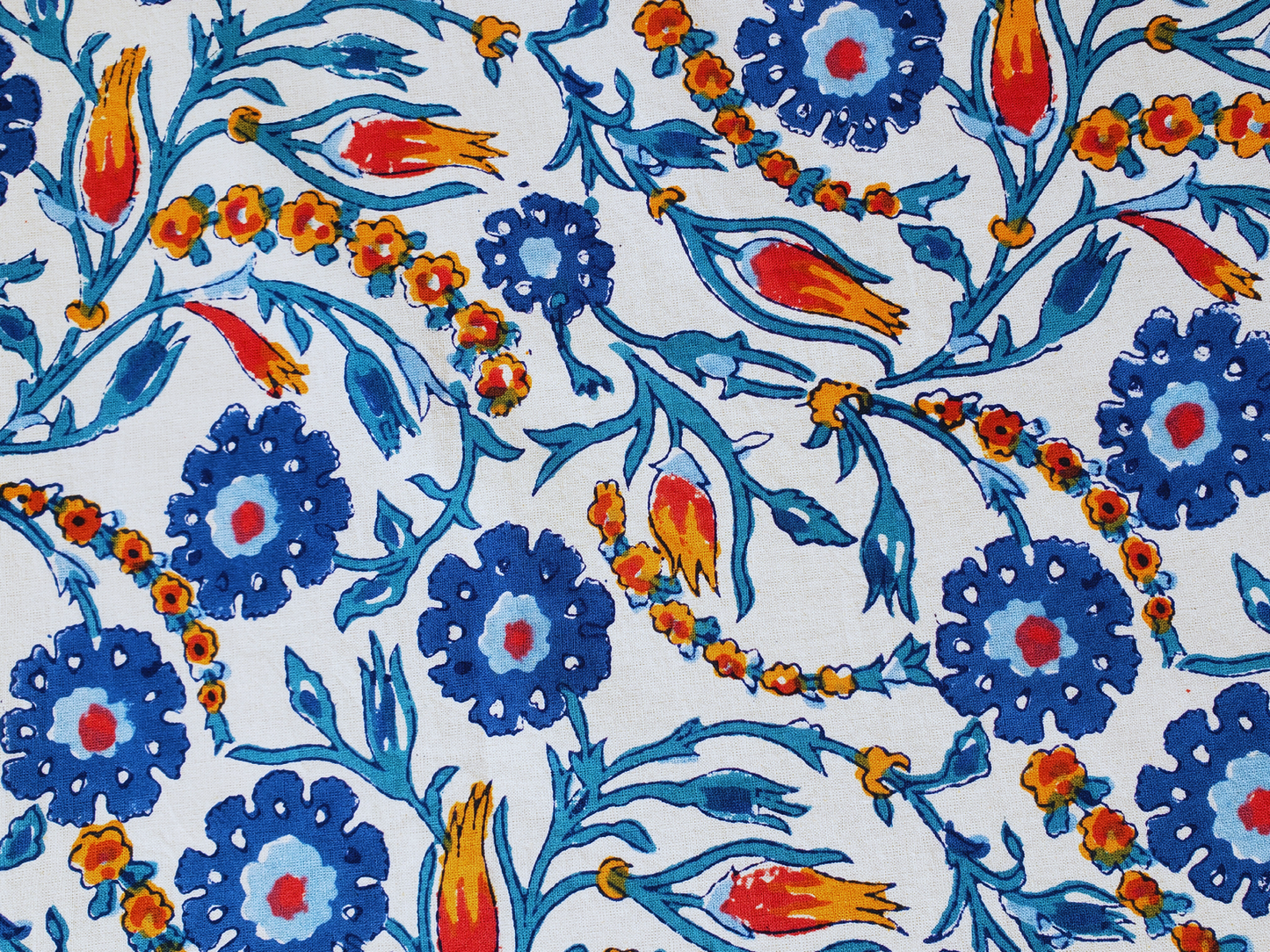 Mantel cuadrado 100% algodón estampado a mano. Flores azules fondo blanco