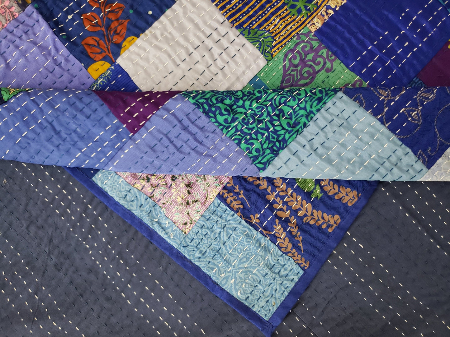 Colcha de seda patchwork. Tonos azul obscuro