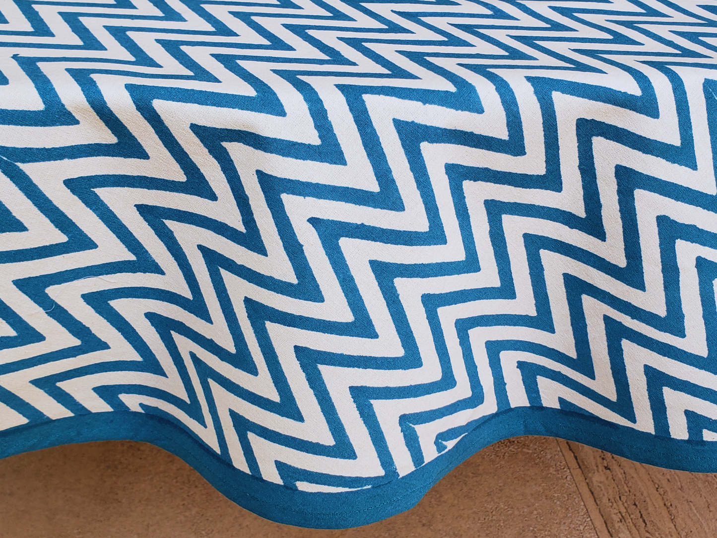 Mantel redondo 100% algodón estampado a mano. Zig zag