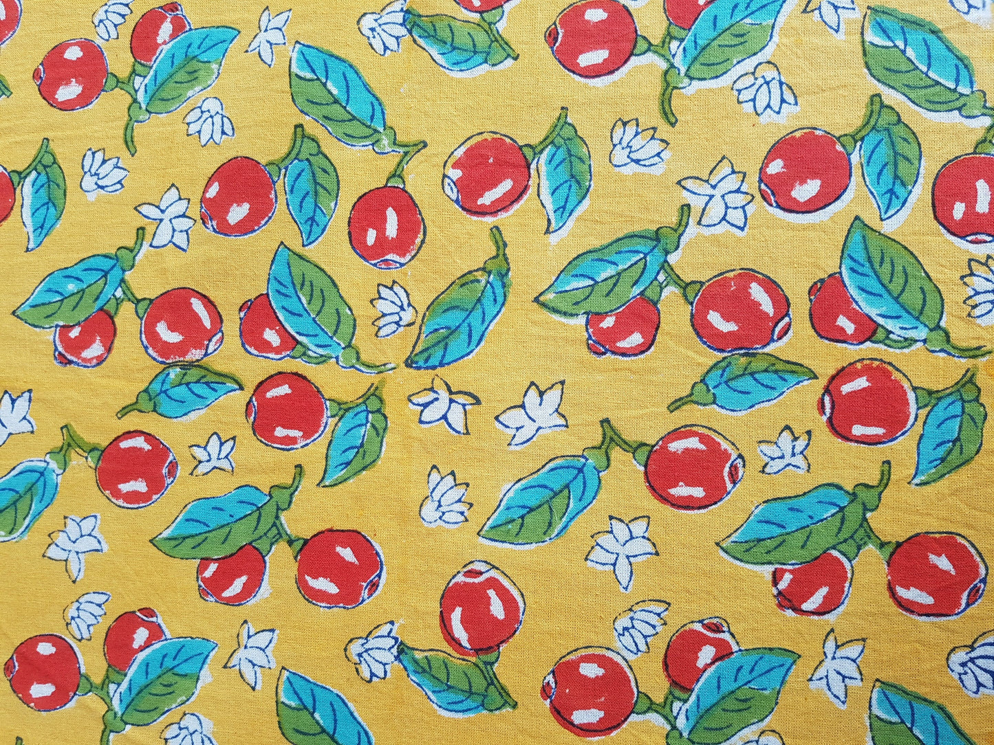 Mantel rectangular 100% algodón estampado a mano. Cerezas