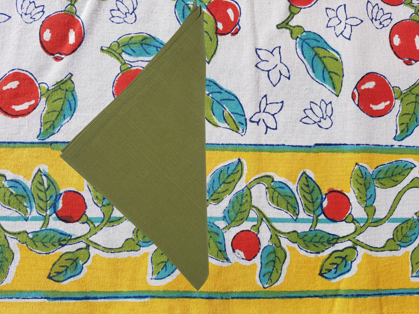 Mantel rectangular 100% algodón estampado a mano. Cerezas fondo blanco
