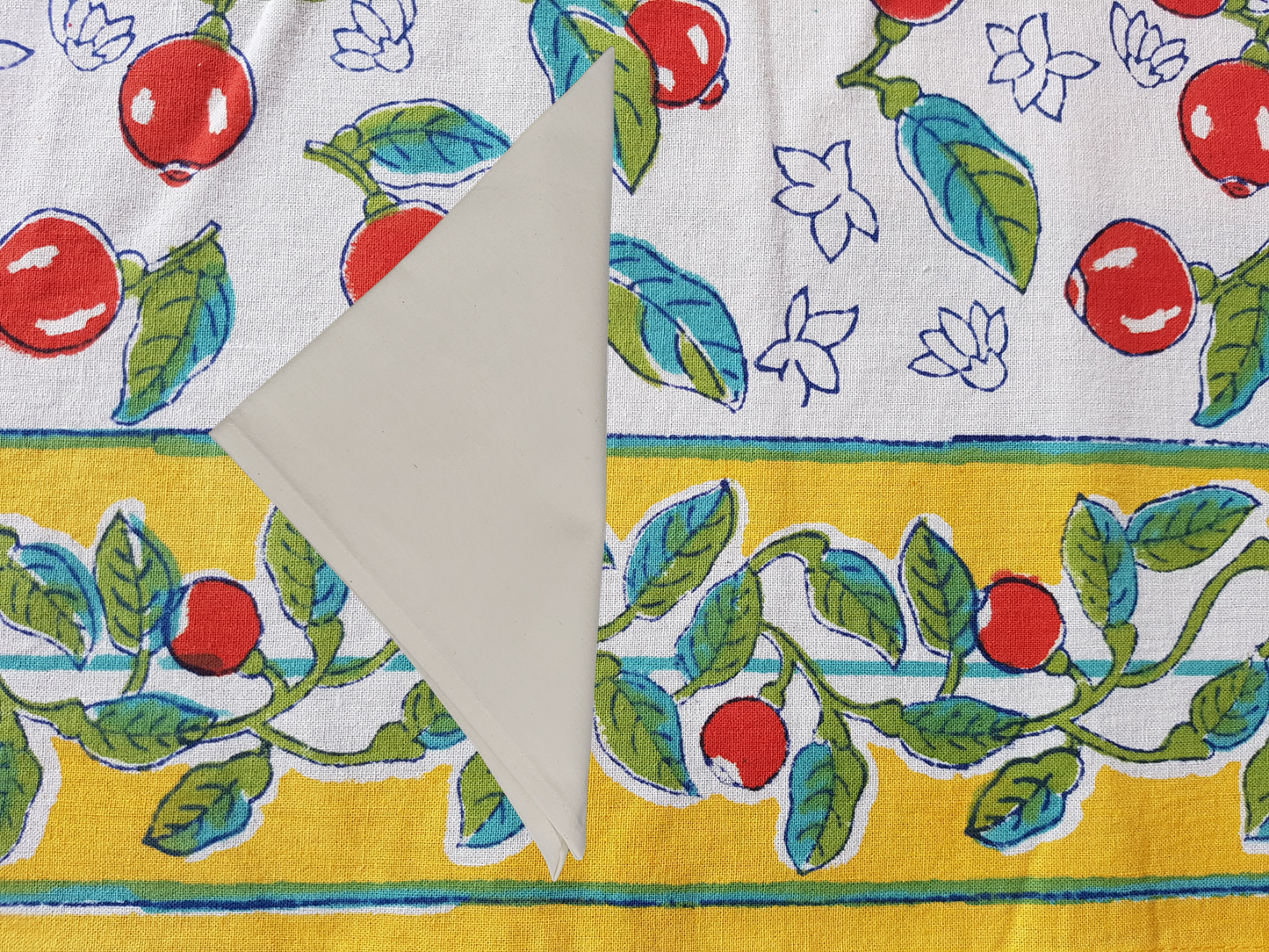 Mantel rectangular 100% algodón estampado a mano. Cerezas fondo blanco